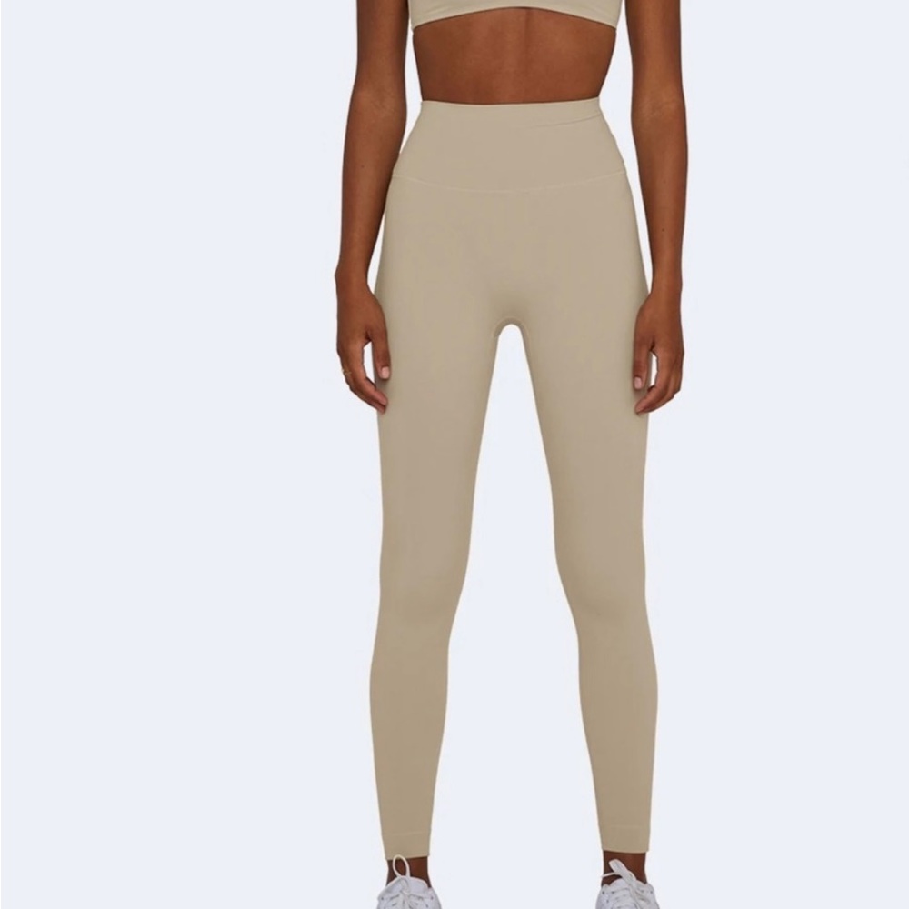 SET Active Sportbody leggings in Oatmilk. Brand new! Never worn w/ tags. Size M